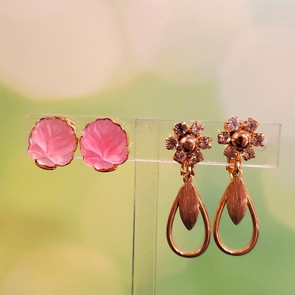 â˘Trifariâ˘2 pairs vintage clip onsâ˘pink givre flowerâ˘rhinestone dangleâ˘goldtoneâ˘